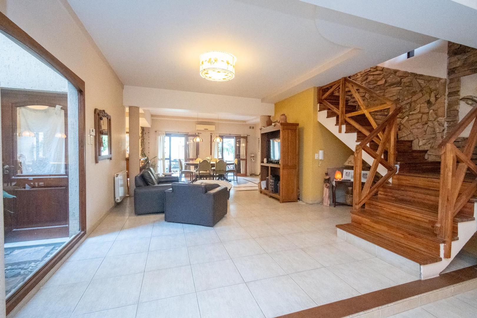 Casa en Venta con 2 cocheras