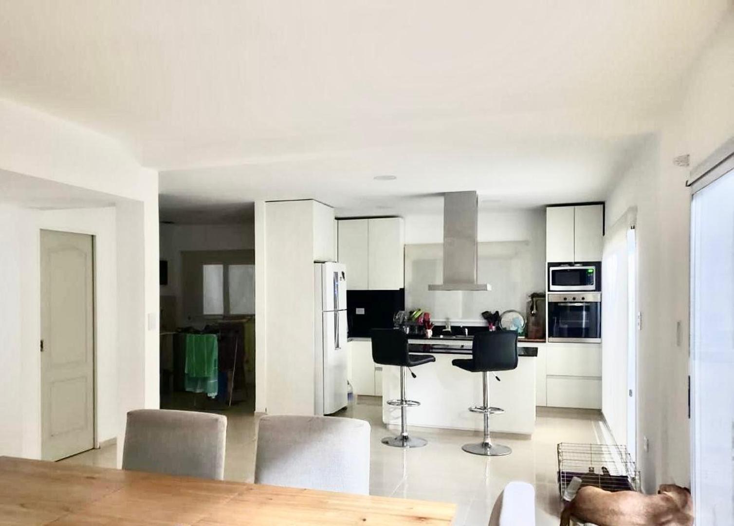 Casa en Alquiler con 2 cocheras