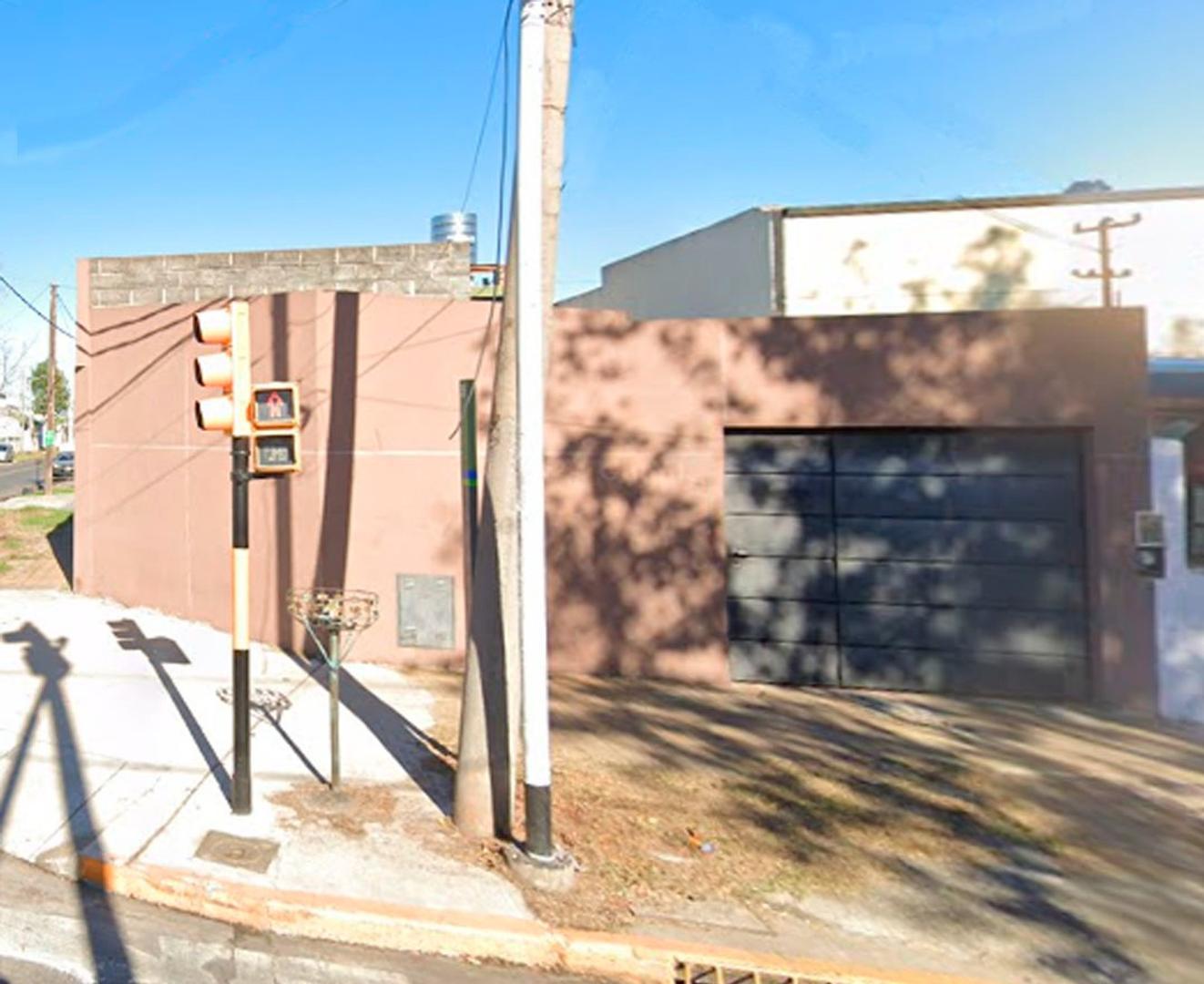 Casa de 3 ambientes con amplio patio y cochera