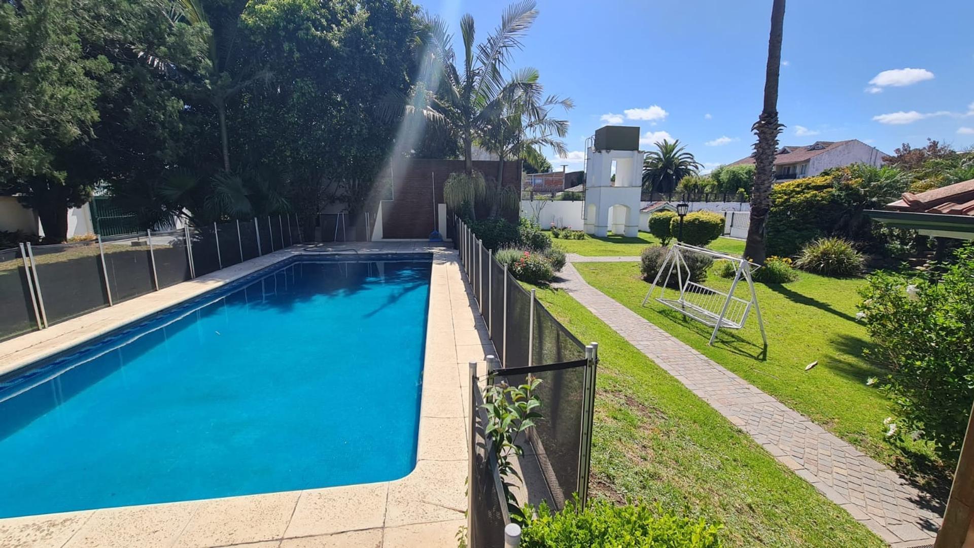 VENTA  CASA CON PILETA QUILMES OESTE