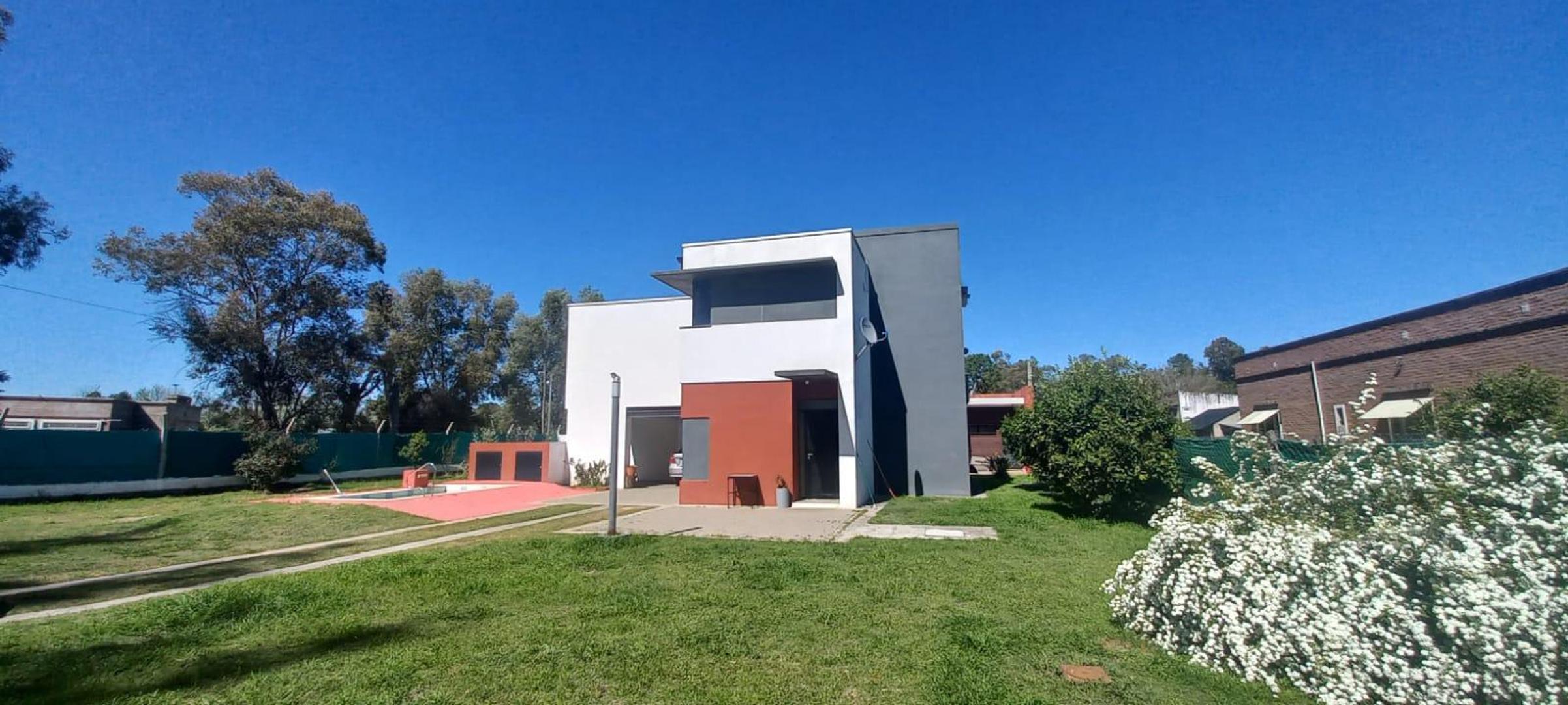Casa 3 dormitorios en Colastiné, quincho, pileta y amplio terreno