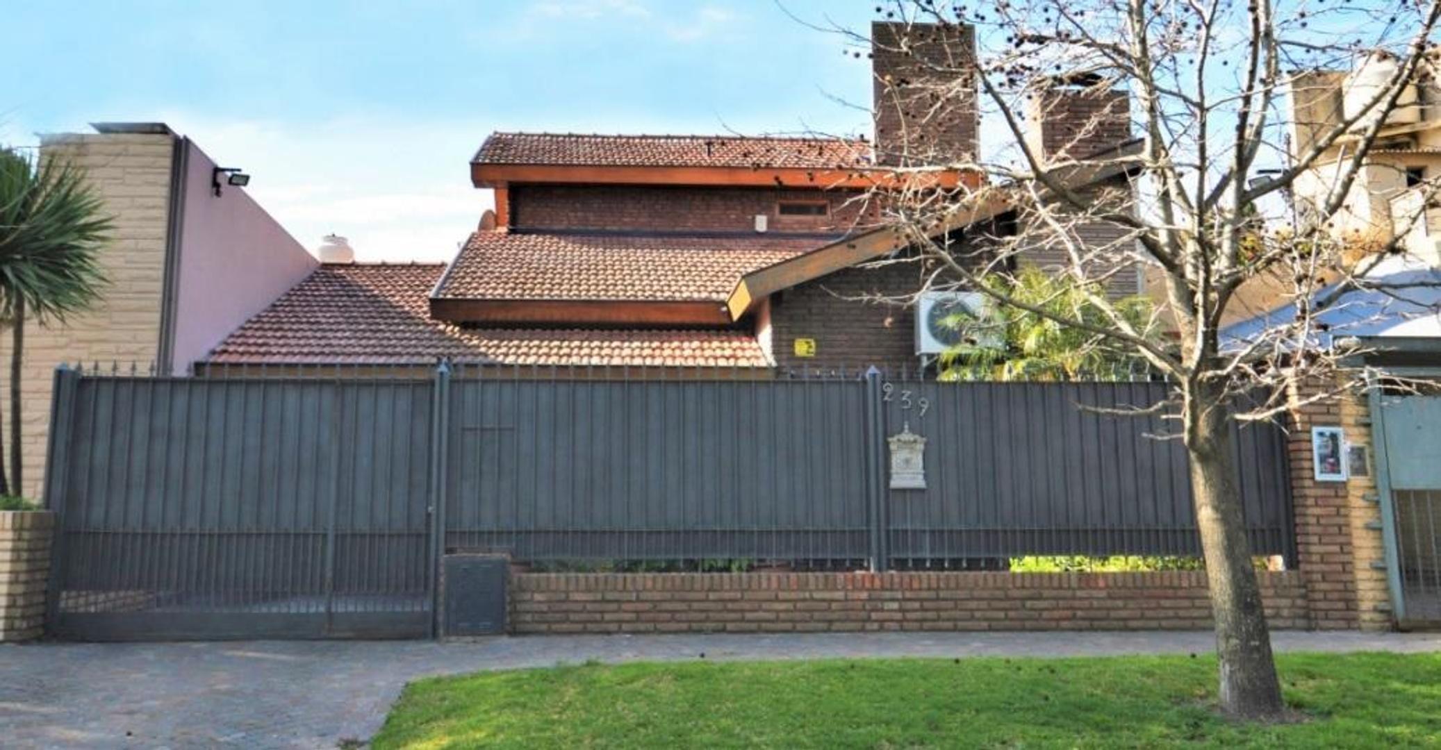 Casa 5 ambientes con 3 baños