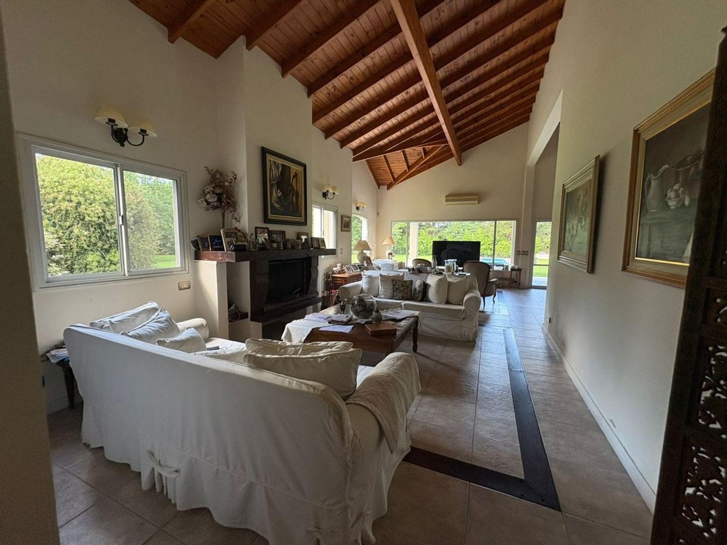 Casa en Alquiler con 1 cochera