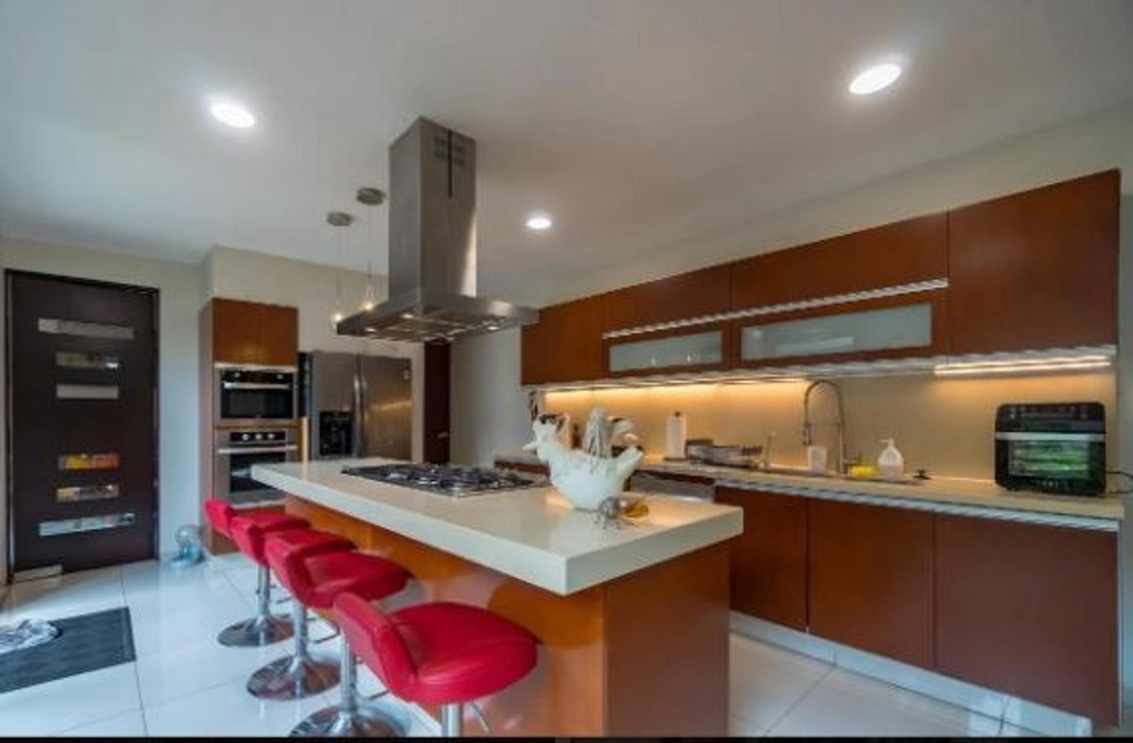 Casa de 4 Amb con Vista a la Laguna en Barrio Sta Rita