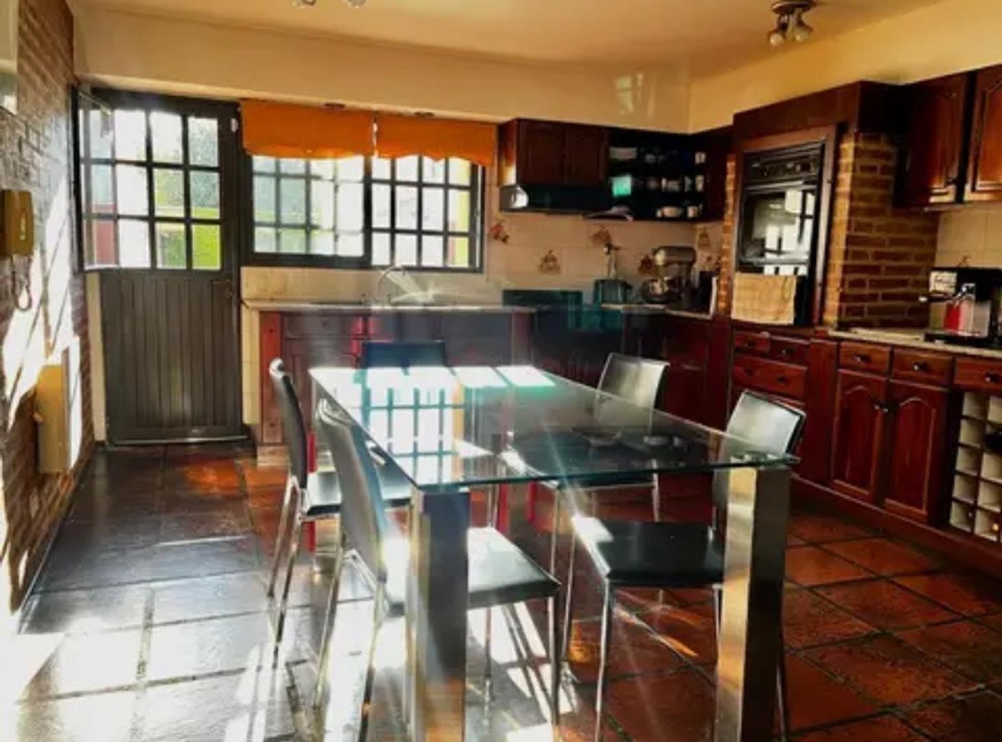 Casa en Venta con 3 cocheras