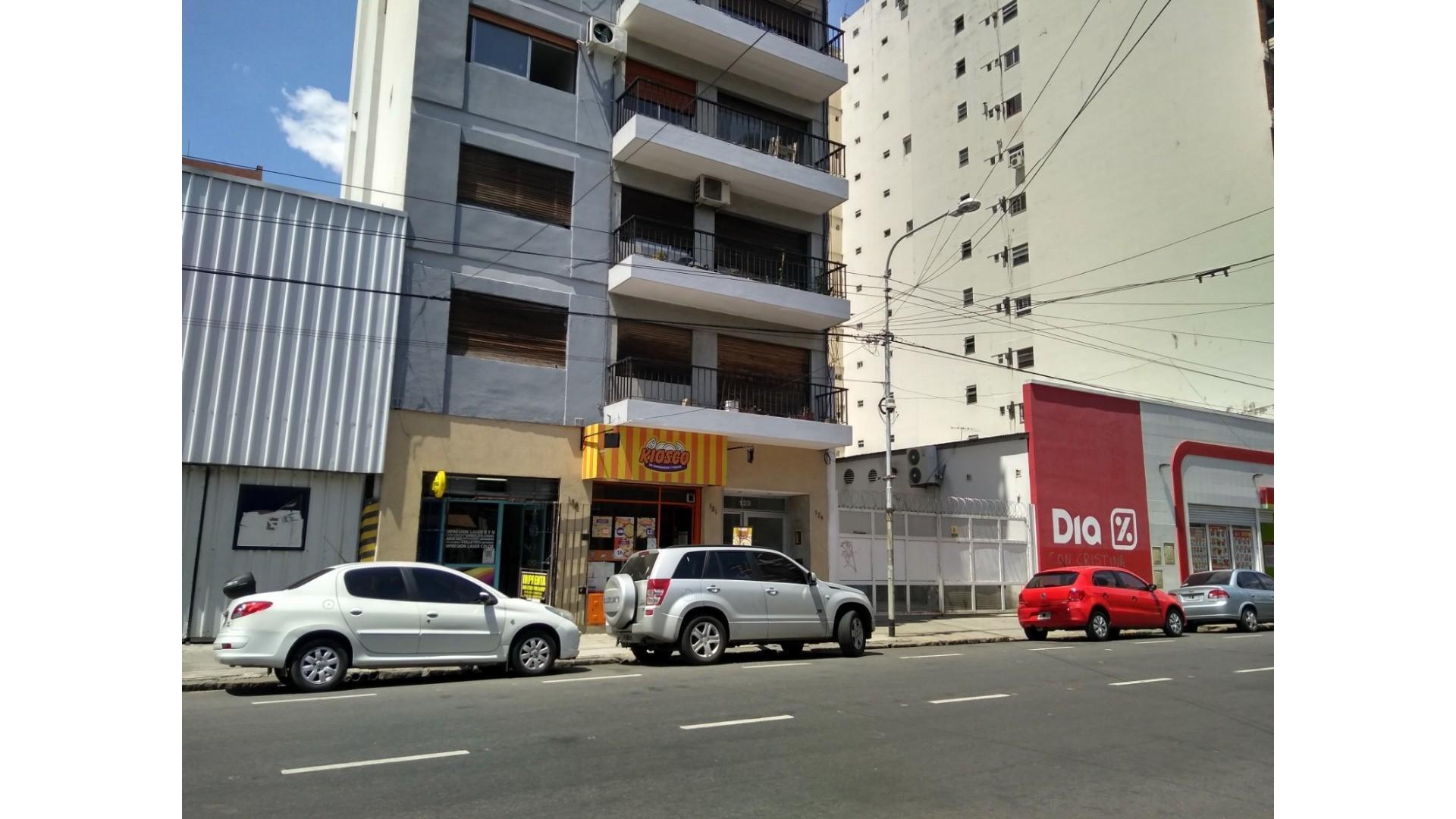 Depto. 2 amb. en Avellaneda Centro a mts. Pza. Alsina. Apto