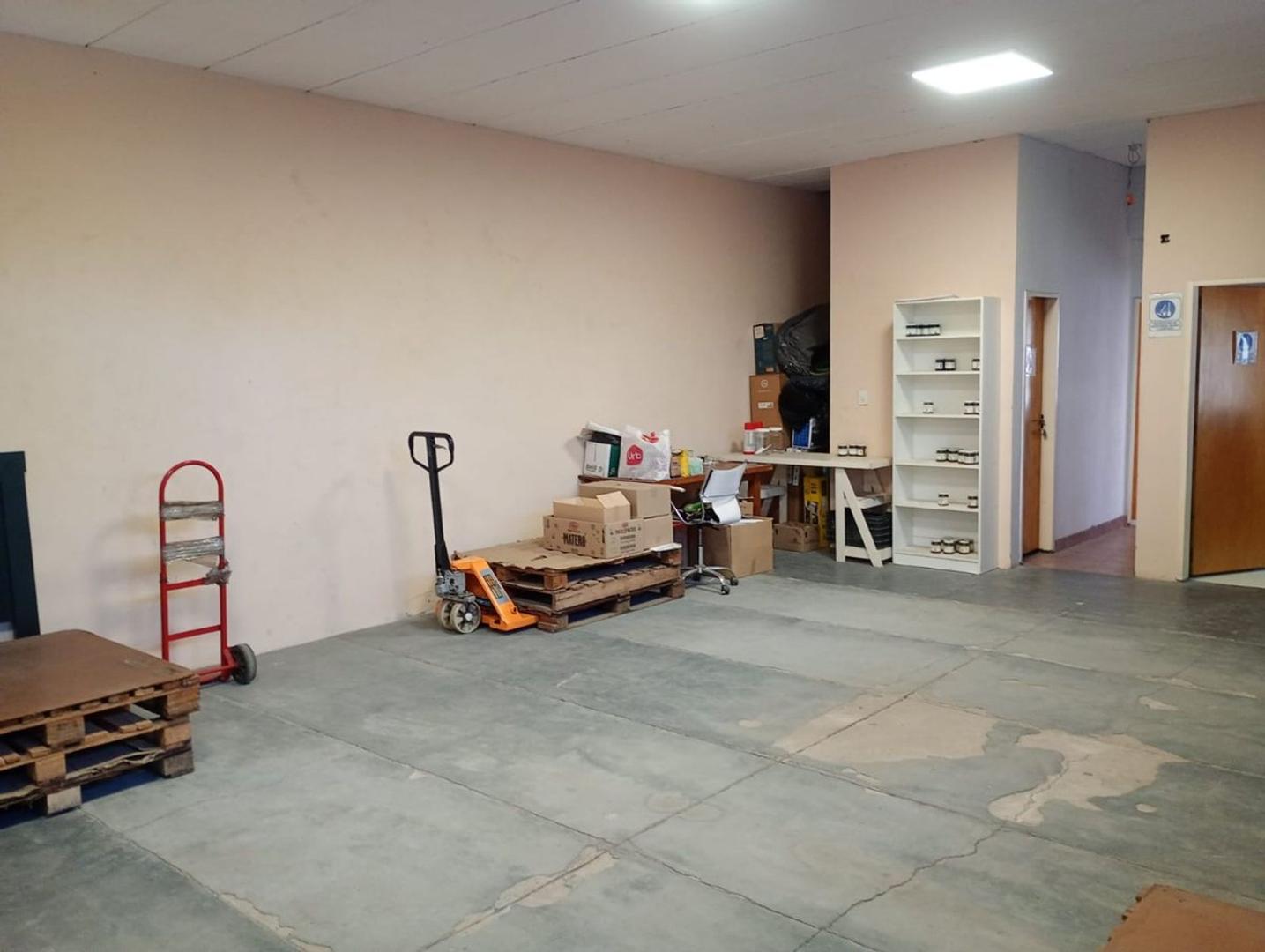 Galpon con casa 2 ambientes venta Ituzaingo