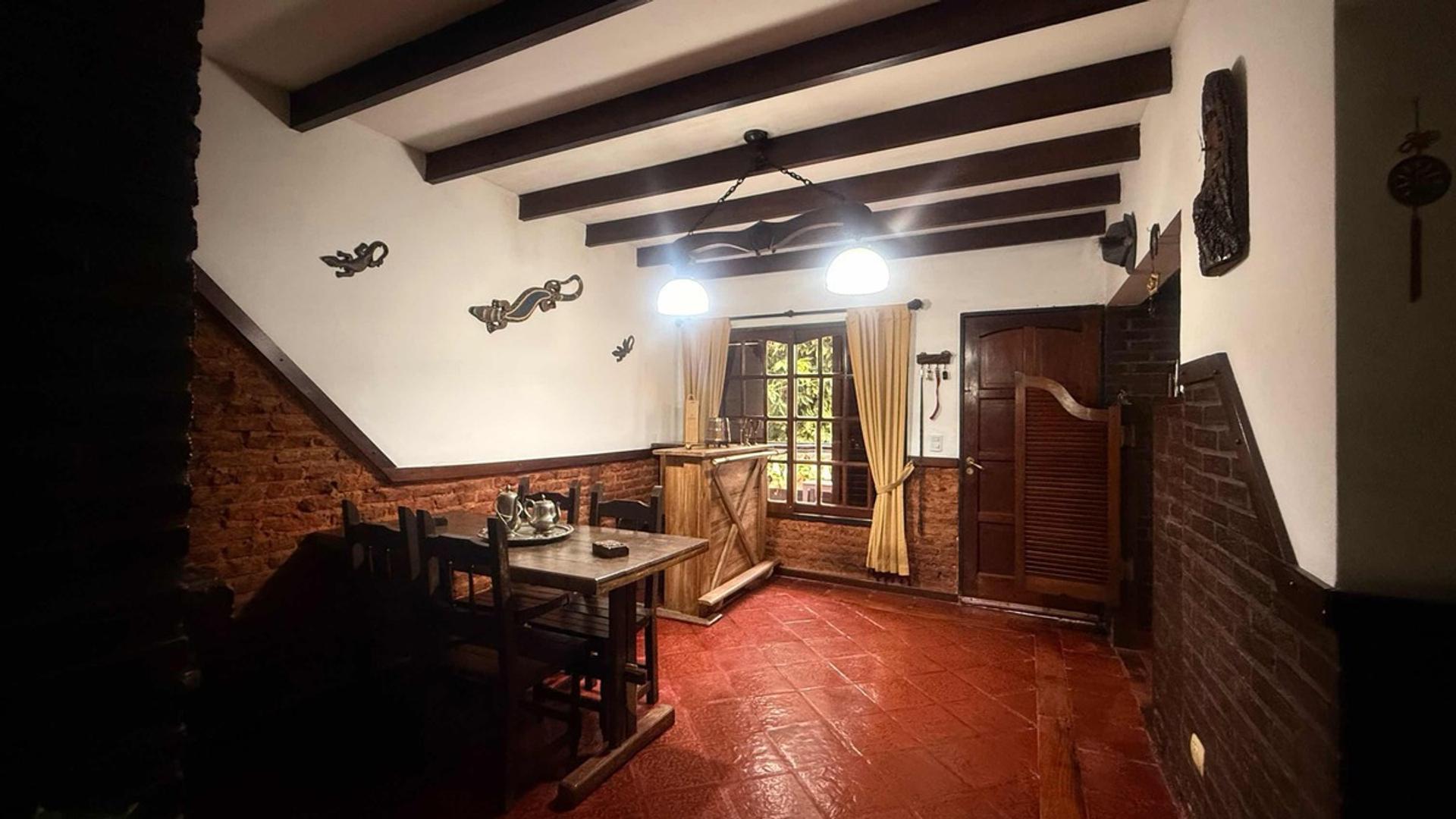 VENTA – CASA CON PILETA EN LOTE PROPIO – V. BALLESTER