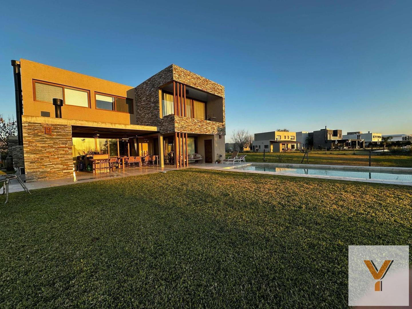 Casa en venta - 5 Dormitorios 6 Baños - Escobar