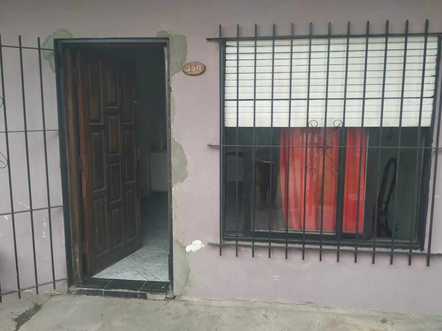 CASA 2 AMB. CON PARQUE Y POSIBILIDAD DE COCHERA.