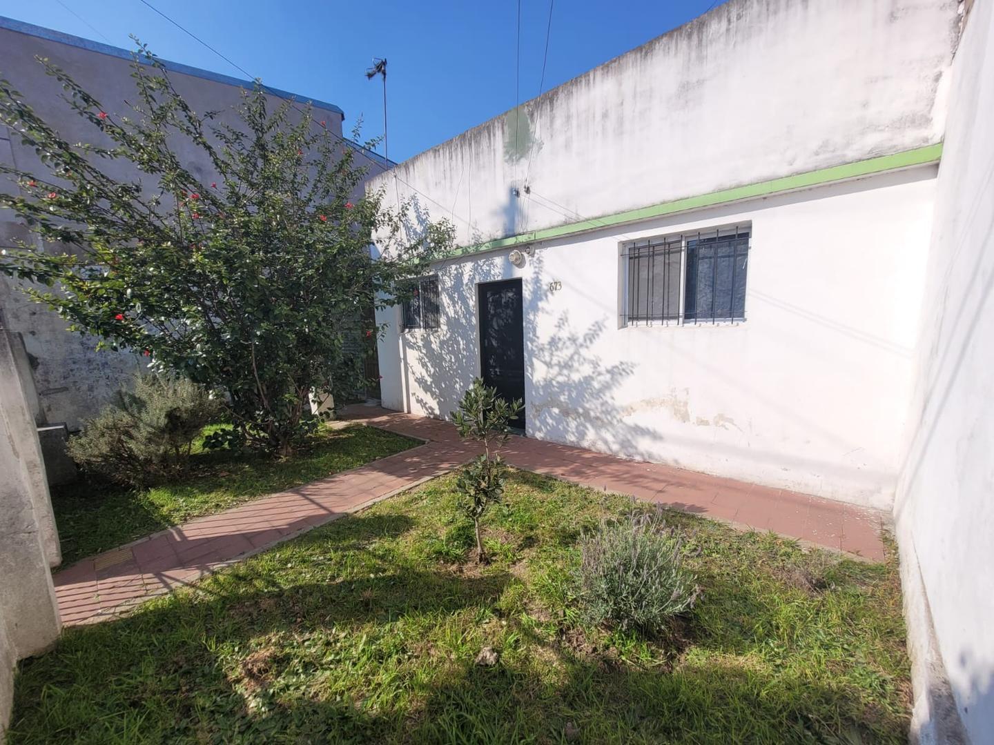 Casa 2 ambientes con 1 baño