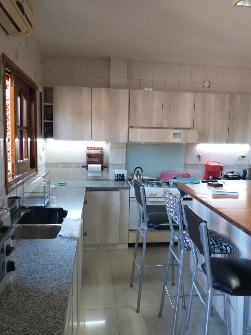 Casa 6 ambientes con 4 baños