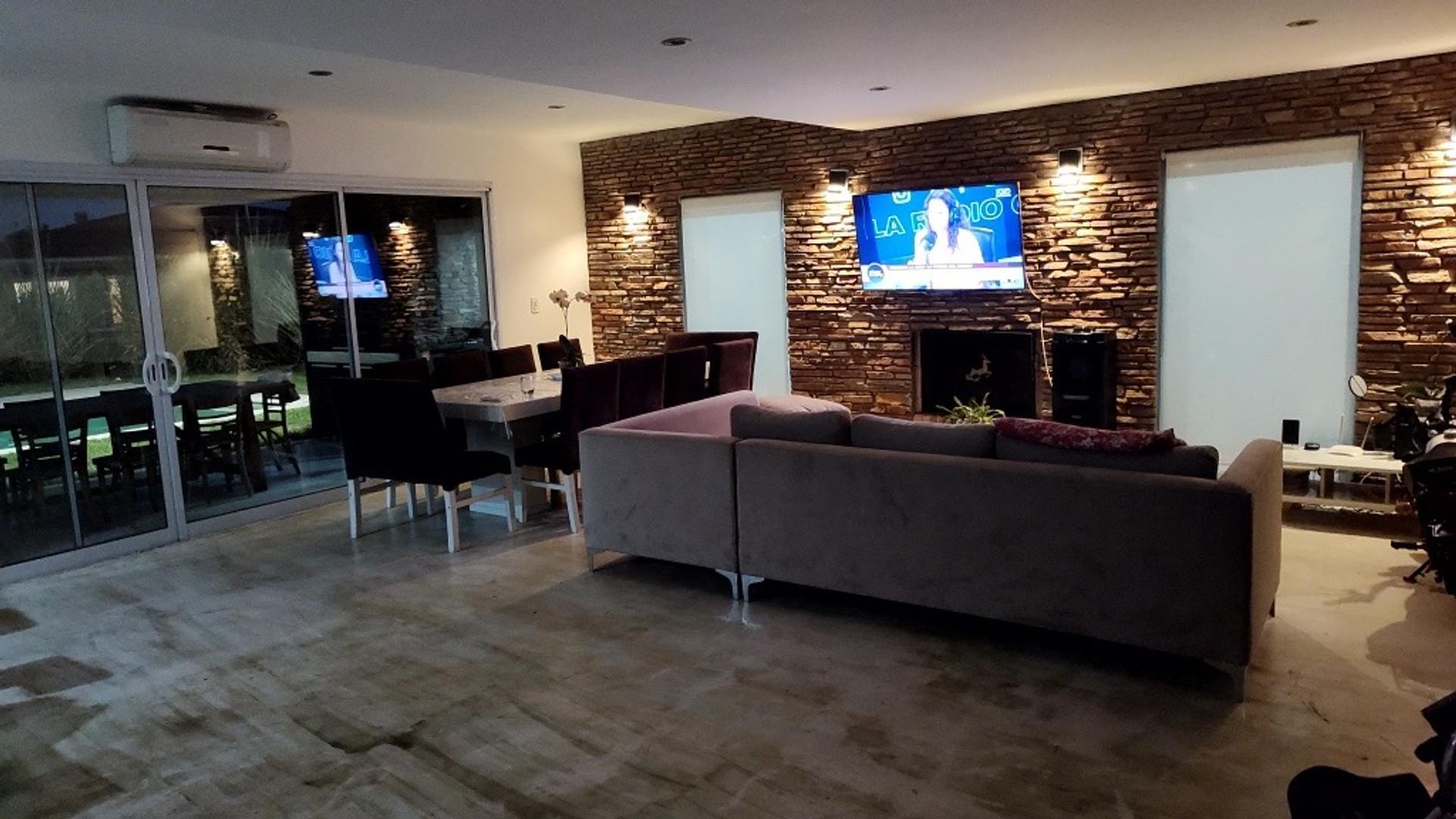 Casa en Venta con 2 cocheras