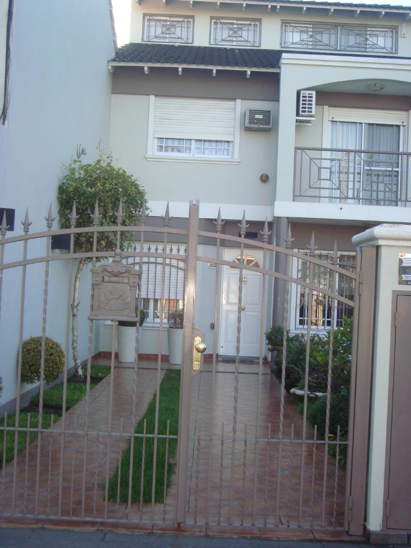 triplex 4 ambientes entrada de auto fondo quincho pileta