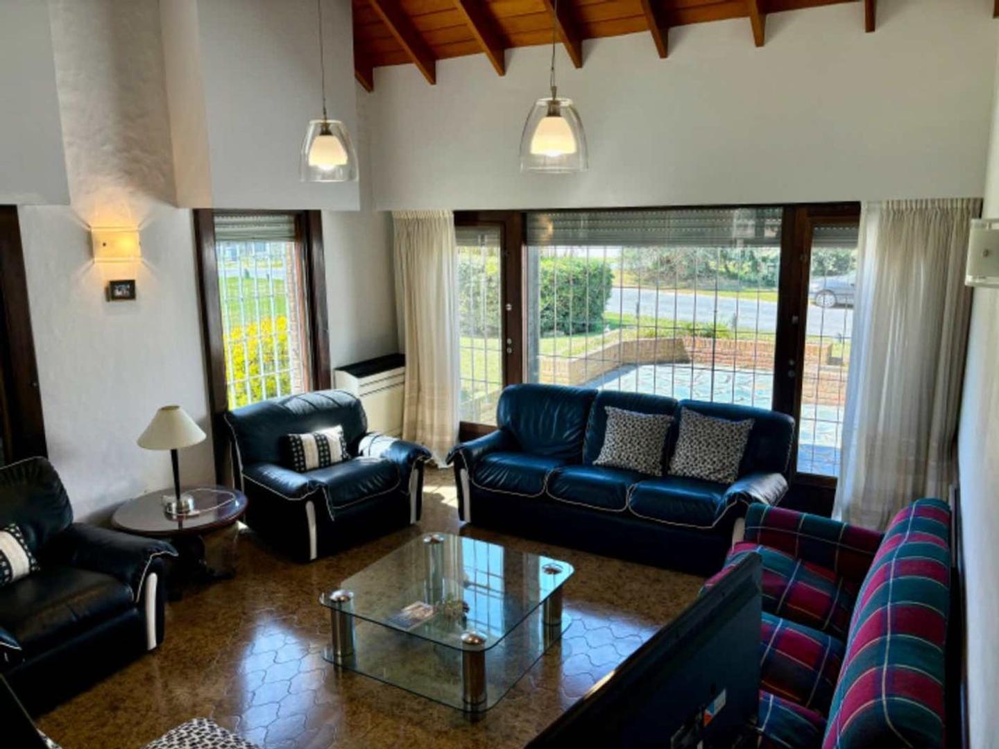 Casa 8 ambientes con 4 baños