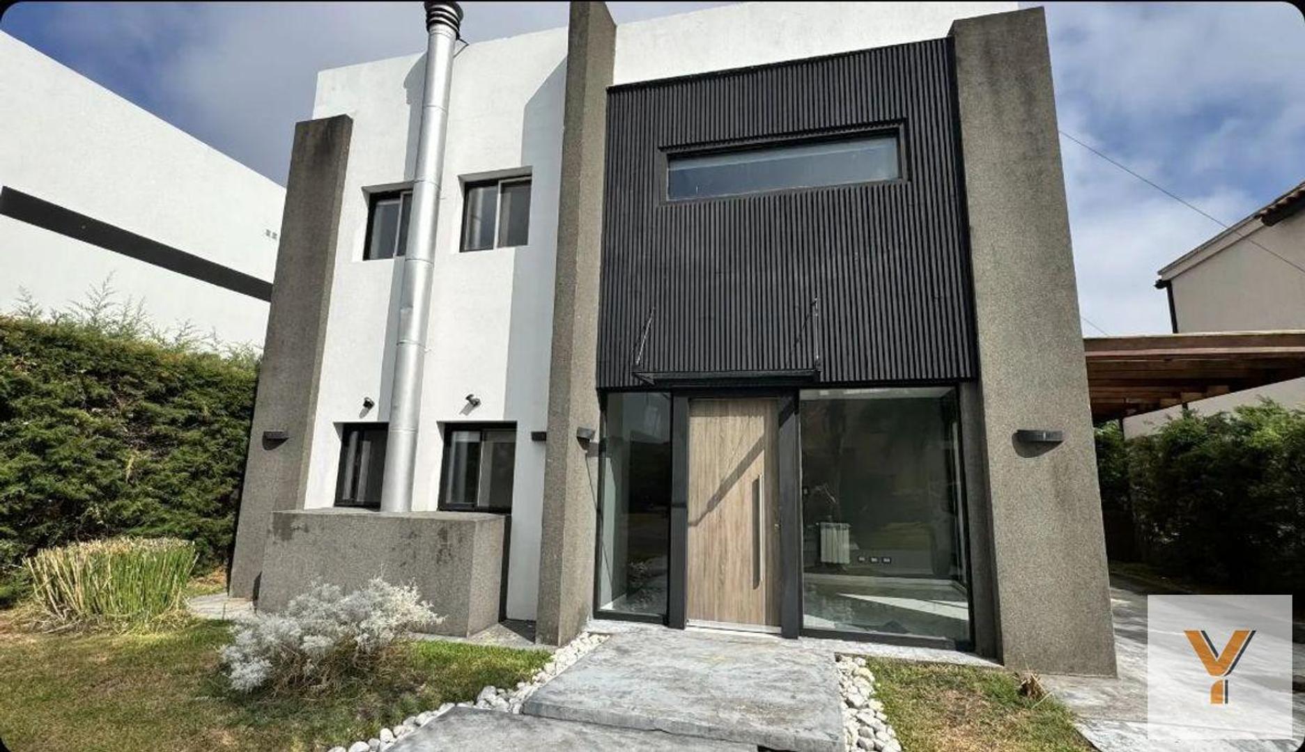 Casa en venta - 5 Dormitorios 4 Baños - Berazategui