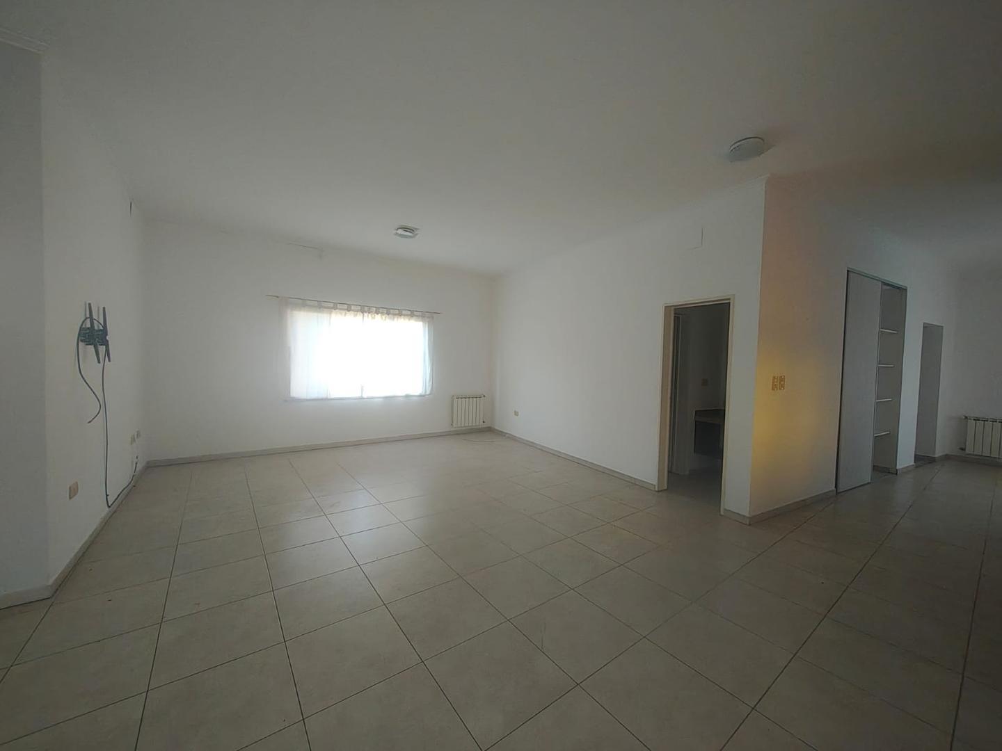 Casa en Alquiler con 4 cocheras