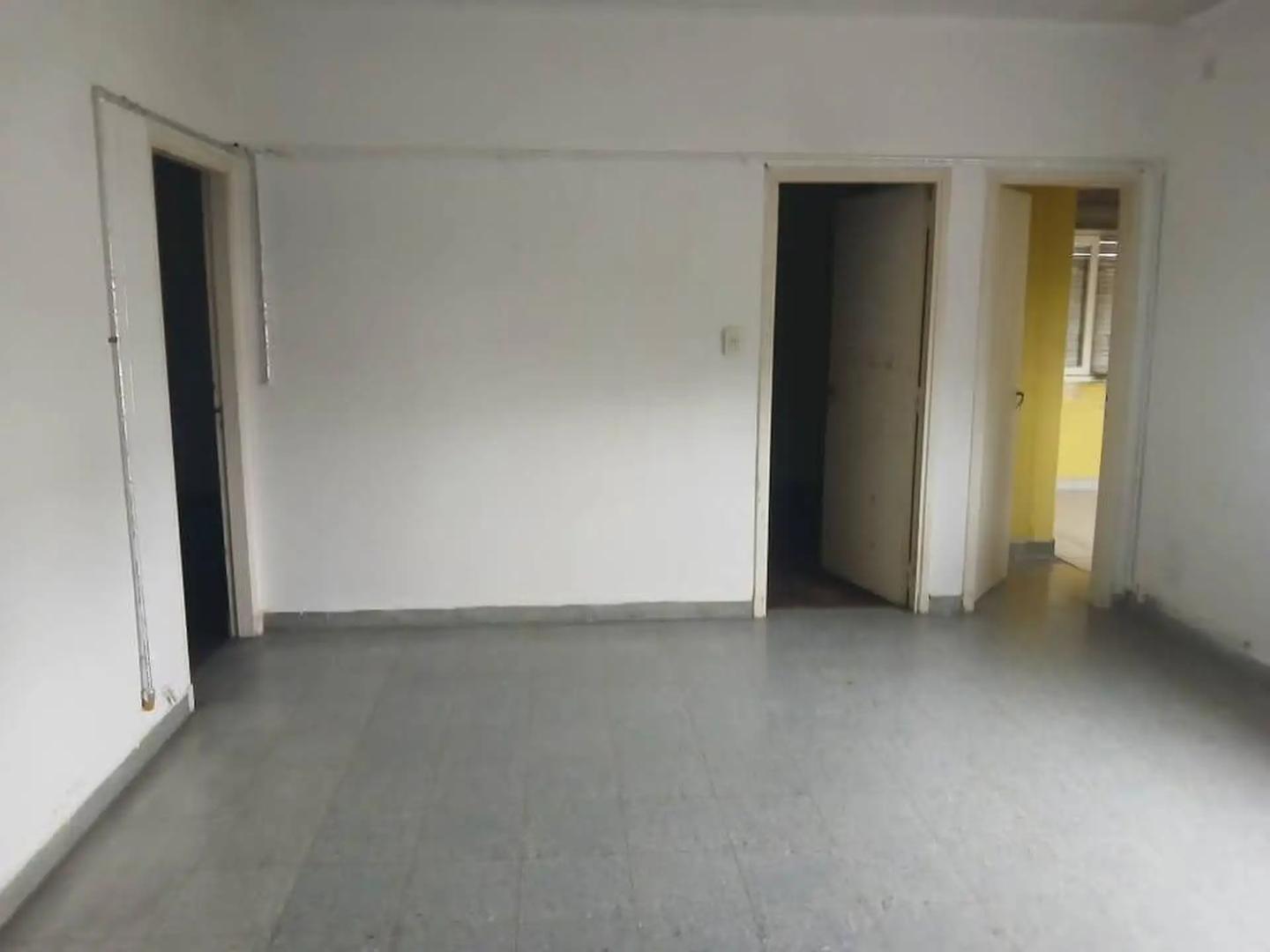 CASA EN VENTA CON LOCAL ESQUINA 22 y 40 DOS COCHERAS IDEAL P