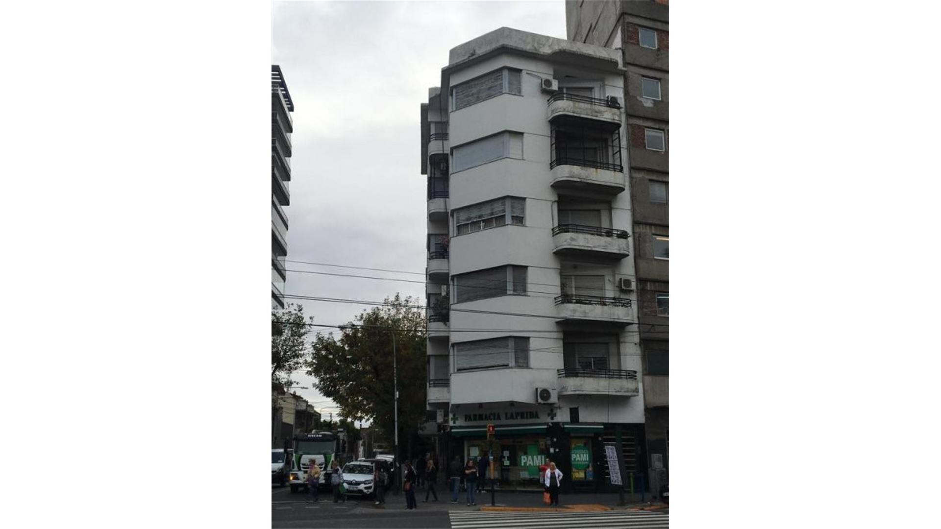 Semipiso de 3 ambientes en edificio histórico de Avellaneda,
