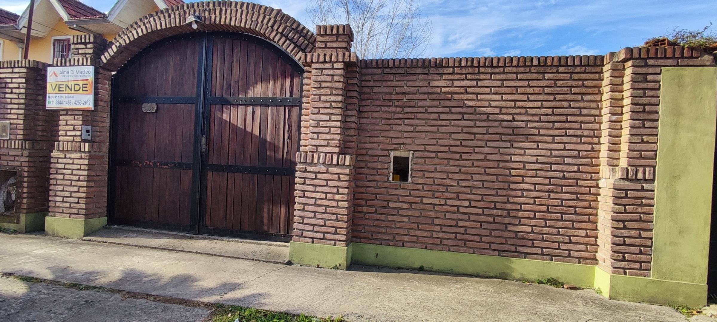 GRAN LOTE, con casa de 2 ambientes, SALIDA A 2 CALLES.