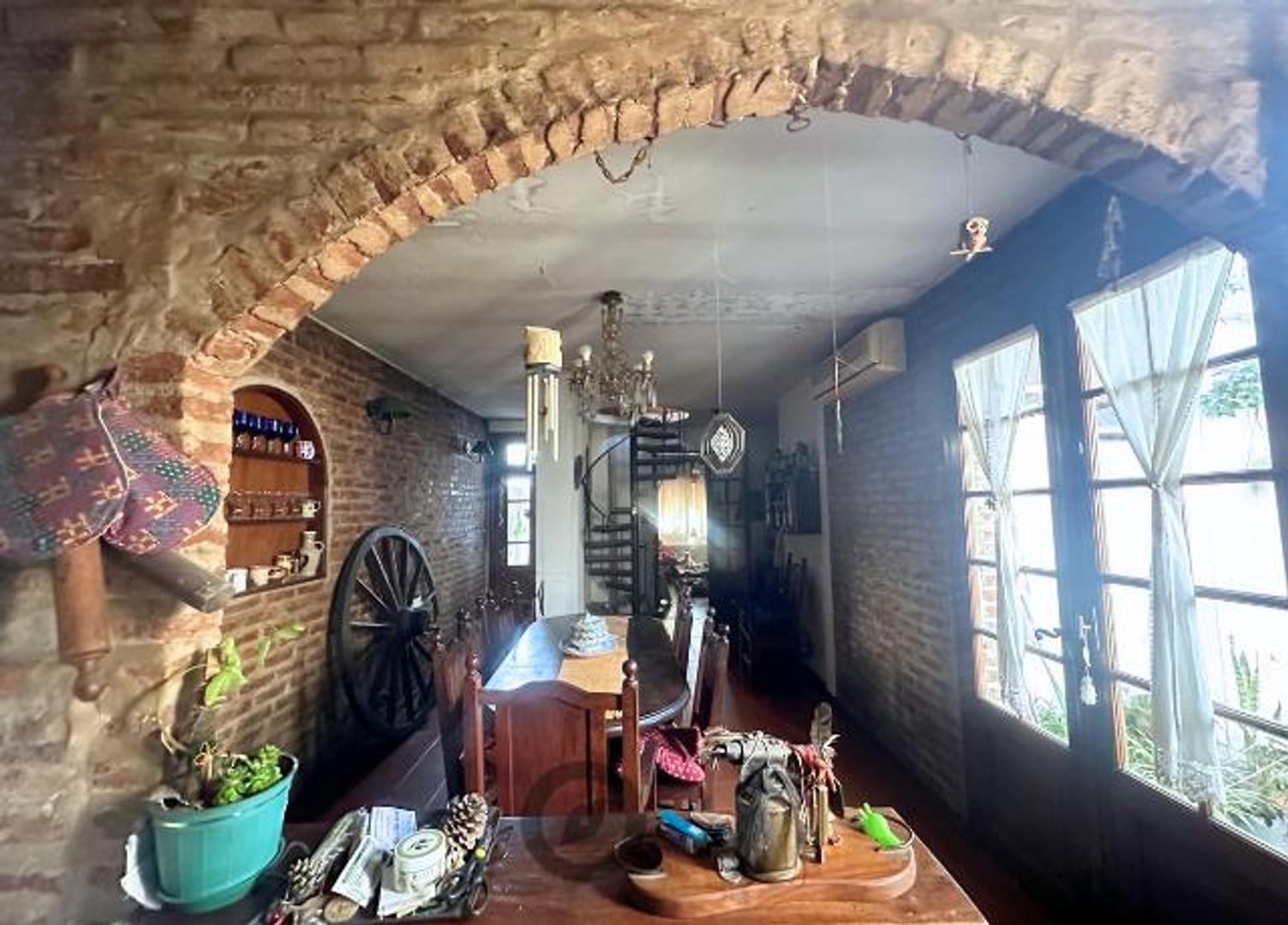 Casa en Burzaco de 4 ambientes.