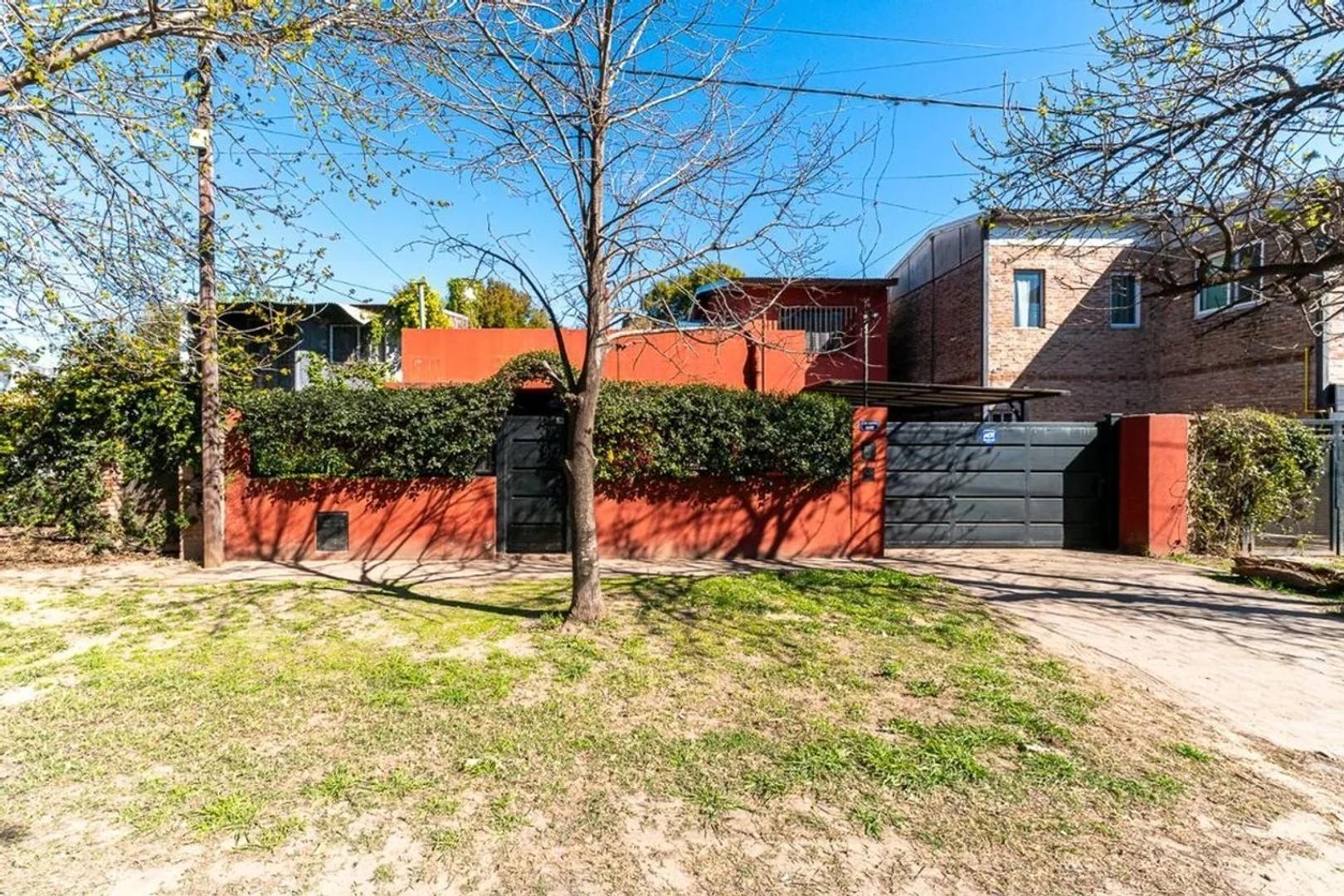 JUAN B JUSTO 8200 (entre Wilde y Sarratea) - con PISCINA