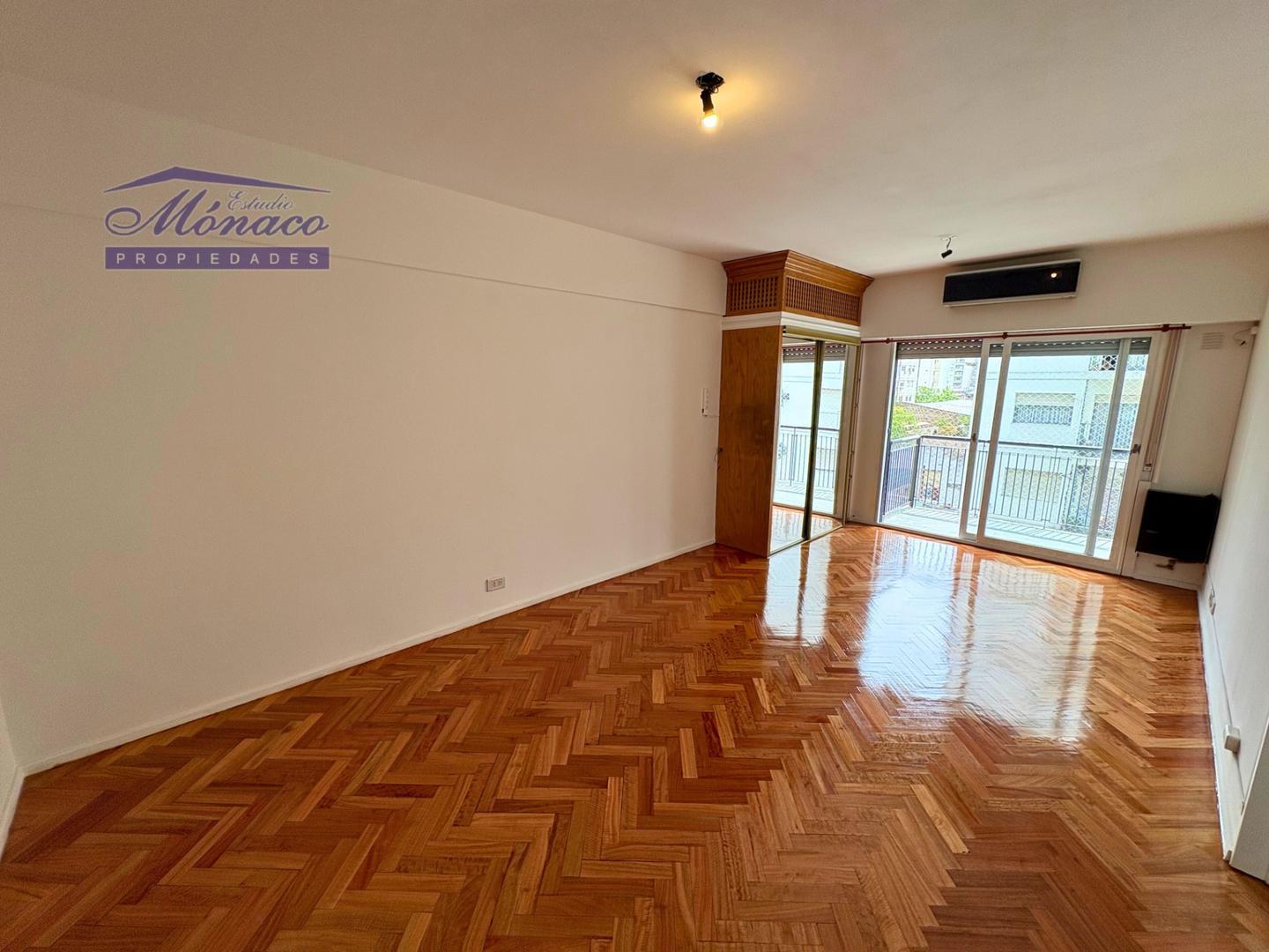 1 amb fte con balcon y cocina separada.