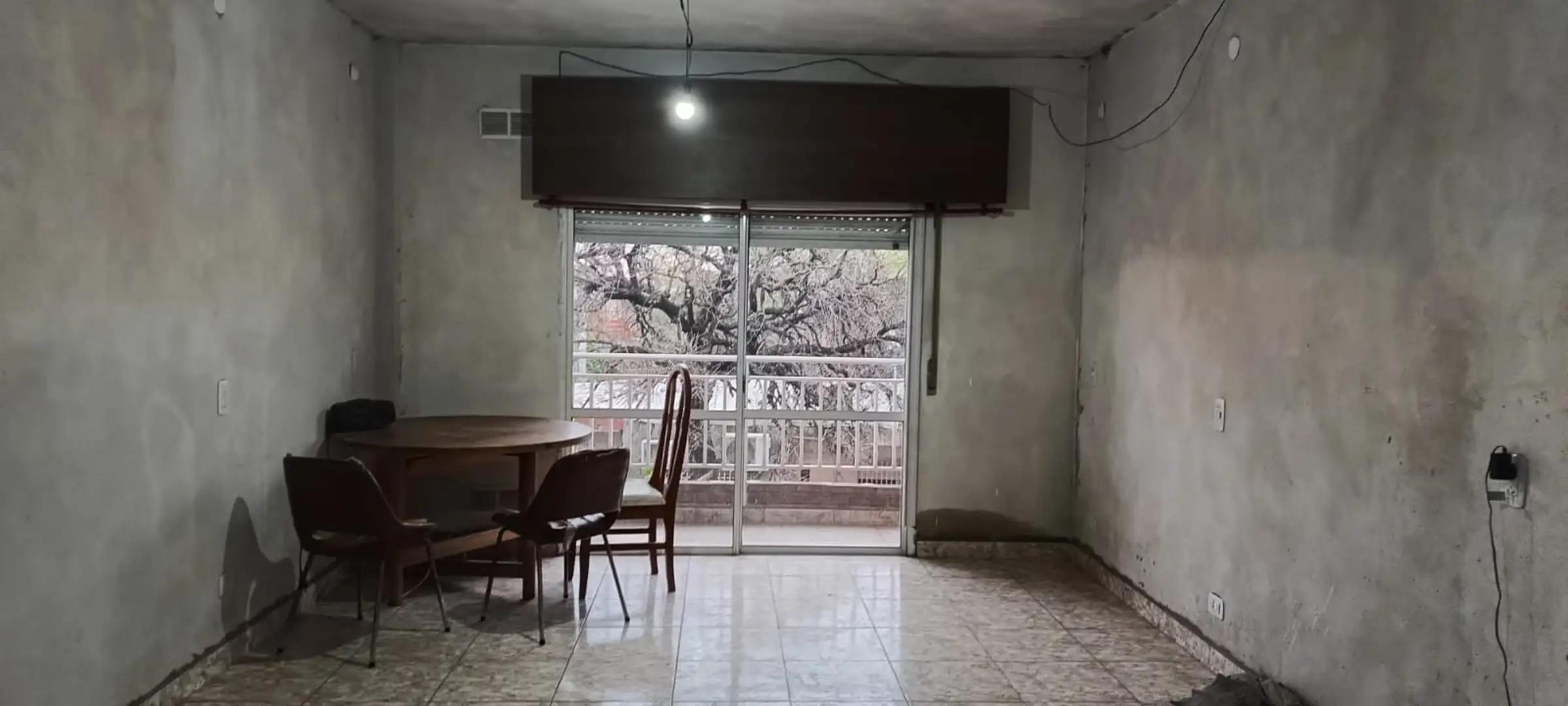 Monte Egmont 1681 , Piso 1