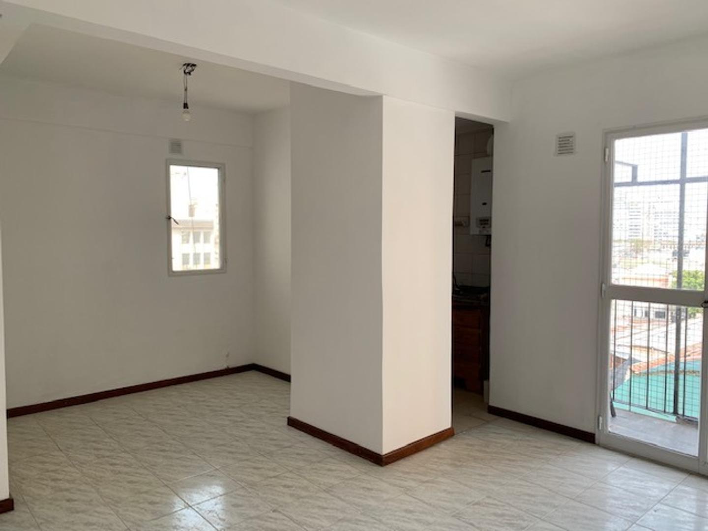 2 AMBIENTES AMPLIOS Y MUY LUMINOSOS VALENTÍN GOMEZ Y ECUADOR