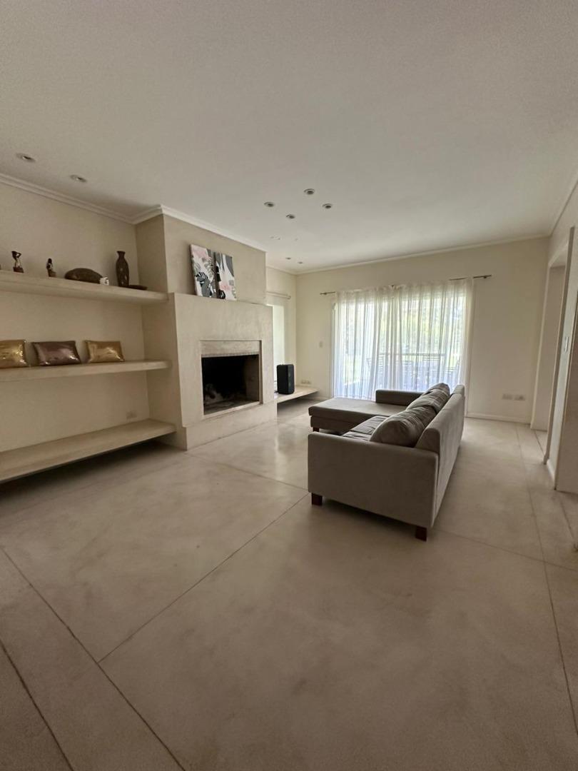 Casa en venta en Abril Club de Campo de 4 ambientes