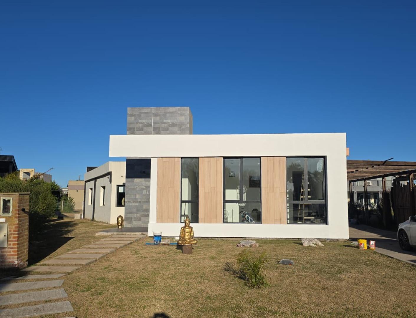 Venta casa 4 ambientes en el Club de Campo La Martona