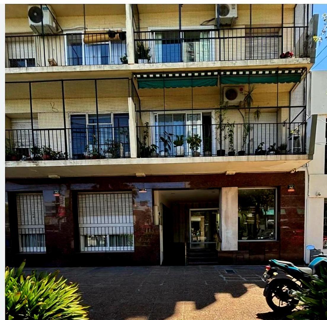Venta departamento 4 ambientes, Olivos, Planta baja, Patio.