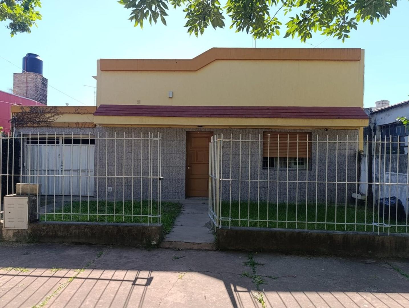 VENTA/ CASA/ 2 DORMI/ BARRIO MOSCONI/ SERVICIOS.