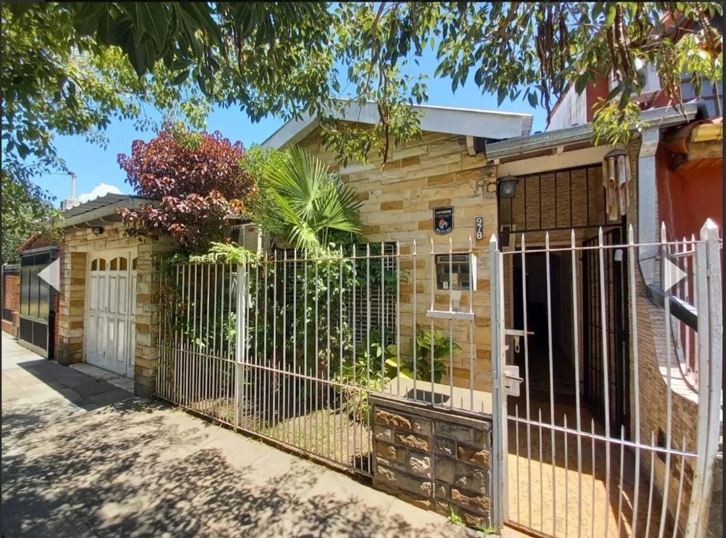 VENTA CHALET DE CUATRO AMB. CON PILLETA - ITUZAINGO