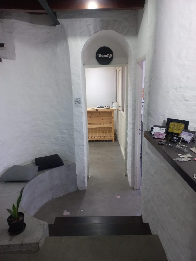 Venta de amplia oficina en calle 8 entre 53 y 54 RETASADA