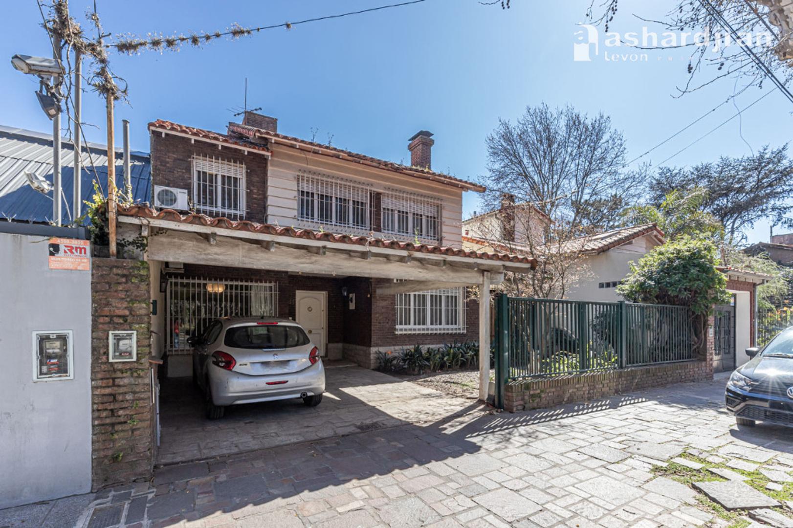 Casa en Venta con 2 cocheras