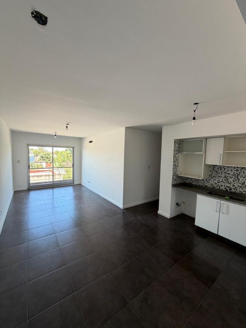 DEPARTAMENTO DOS AMBIENTES CON BALCON EN ALQUILER