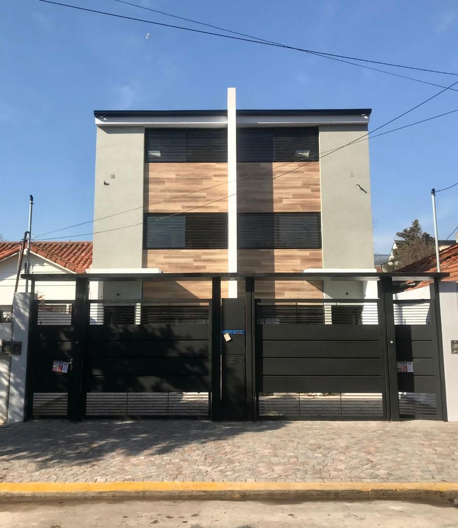 Triplex a estrenar olivos, cochera x2, jardin 3 dormis  play