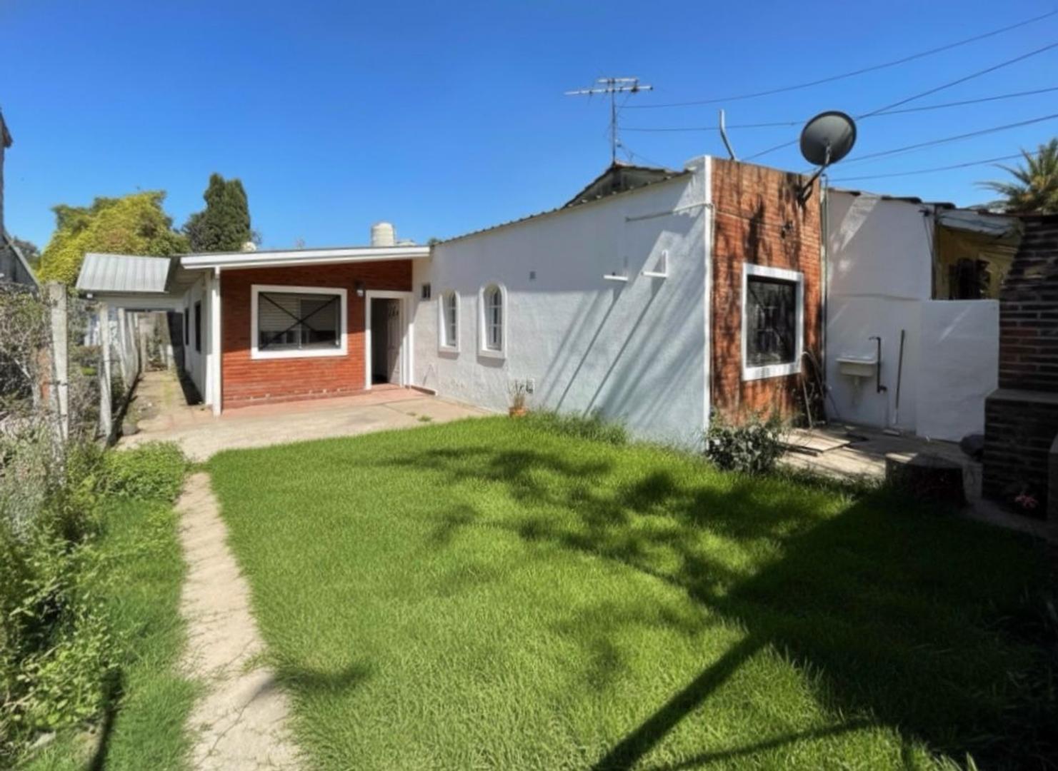 Casa en alquiler en El Talar 2 dormitorios, jardín y cochera