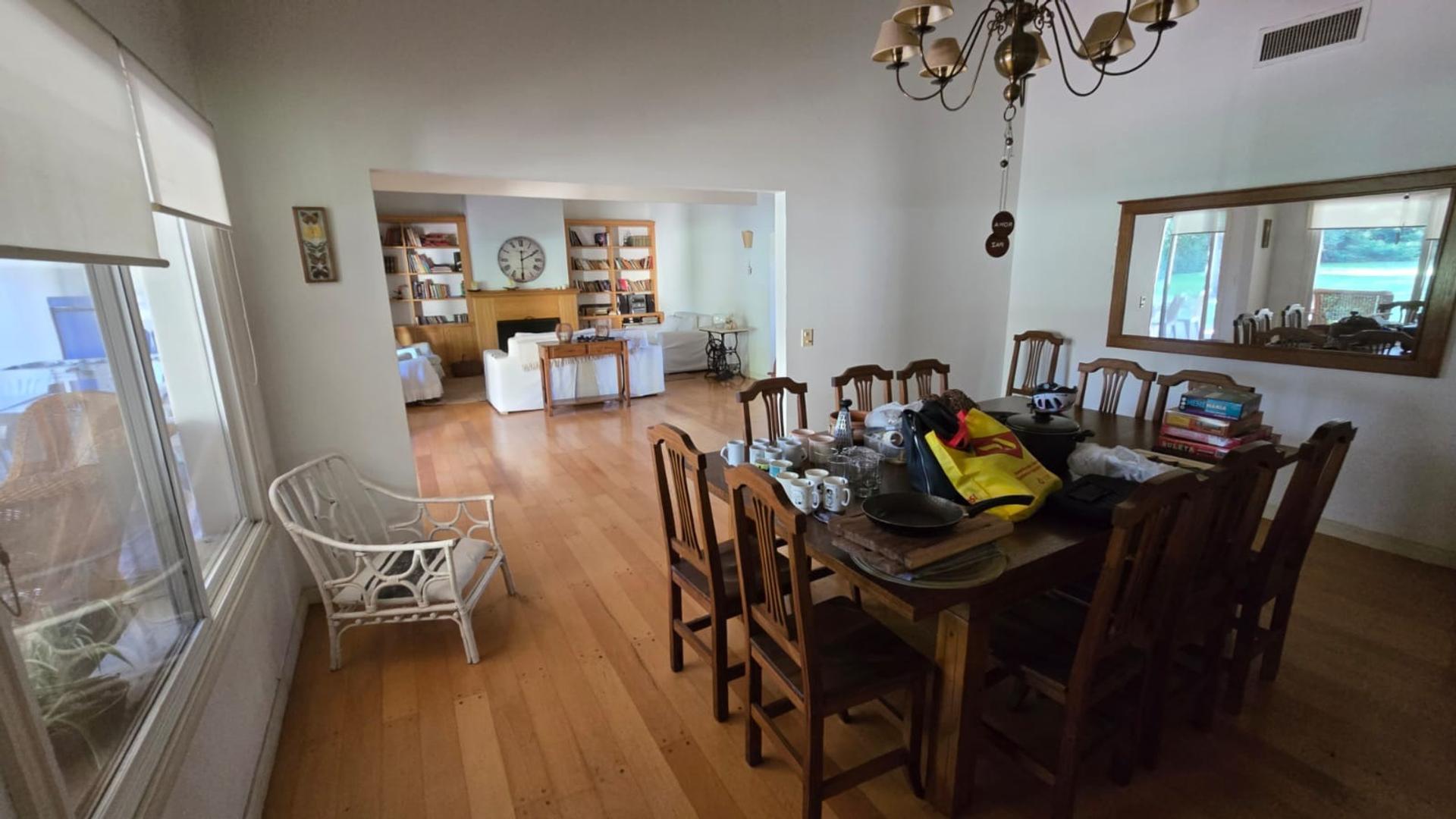 Casa 5 ambientes con 4 baños