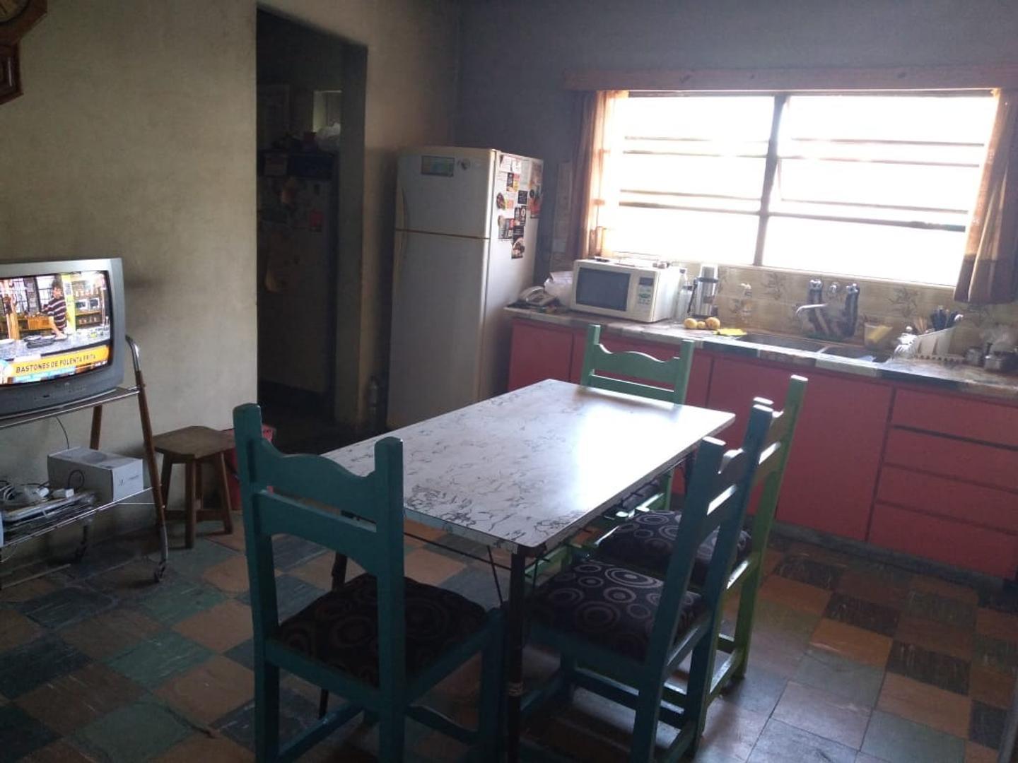 LOCAL con casa en PA sobre avenida.