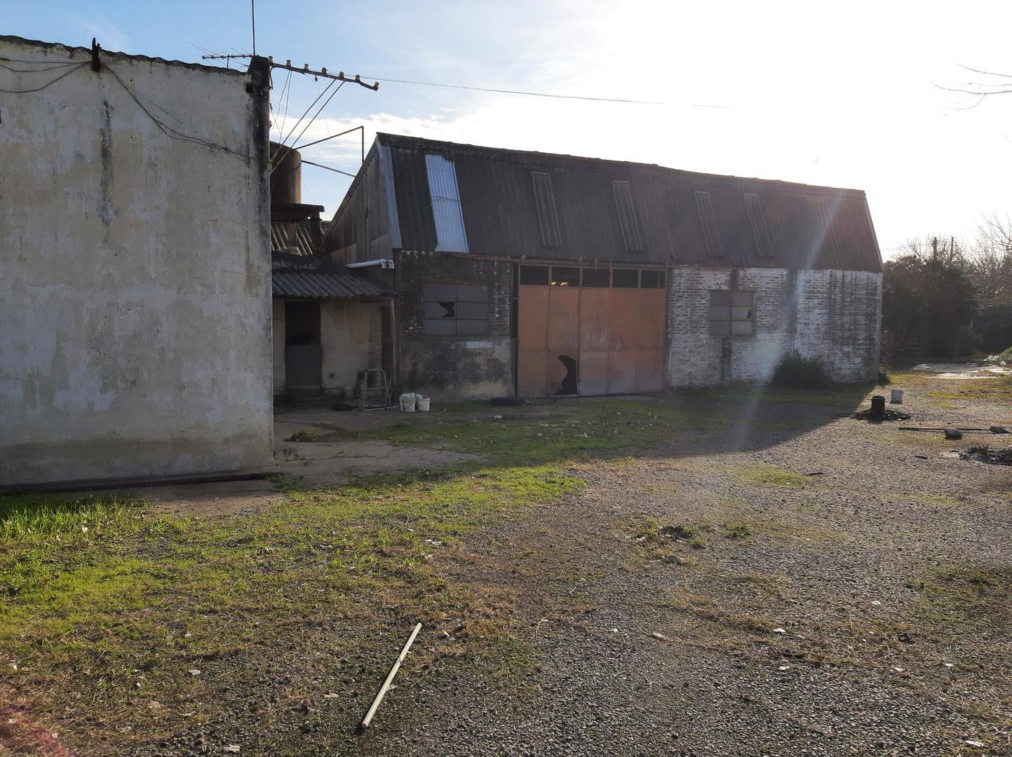 TERRENO 2261 MTS2 1400 MTS2 CUBIERTOS ZONA INDUSTRIAL