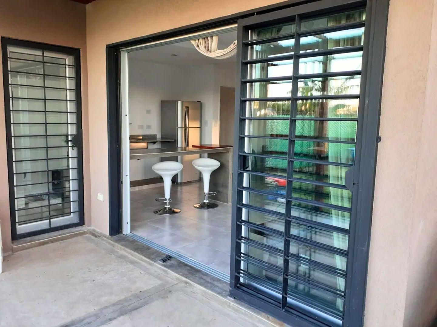 Casa en Alquiler con 2 cocheras