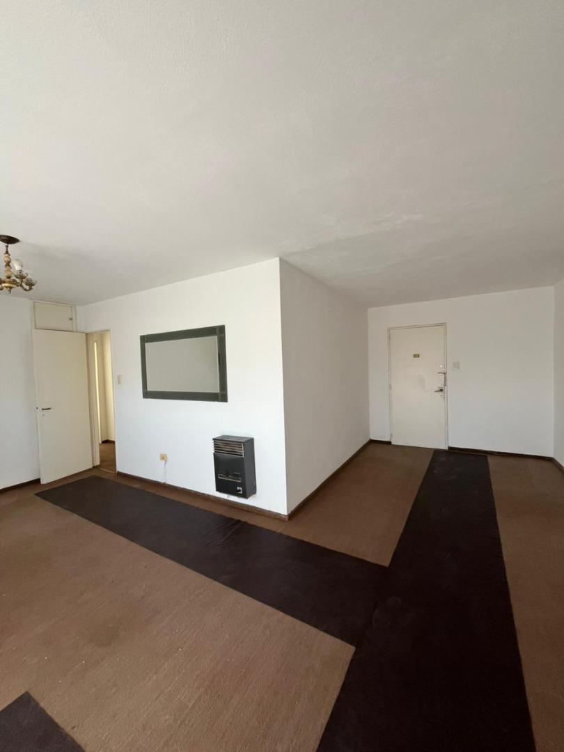 Amplio semipiso de 2 dormitorios con balcón / APTO CREDITO 