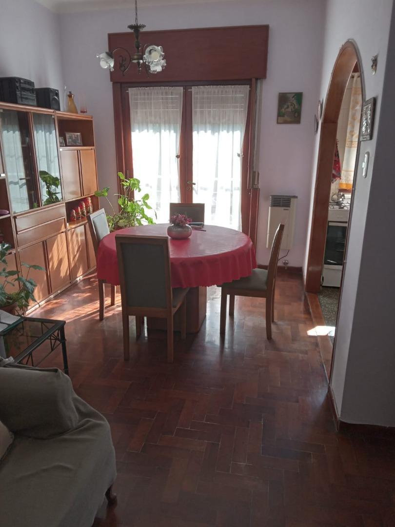 Primera Junta 100, Piso 1