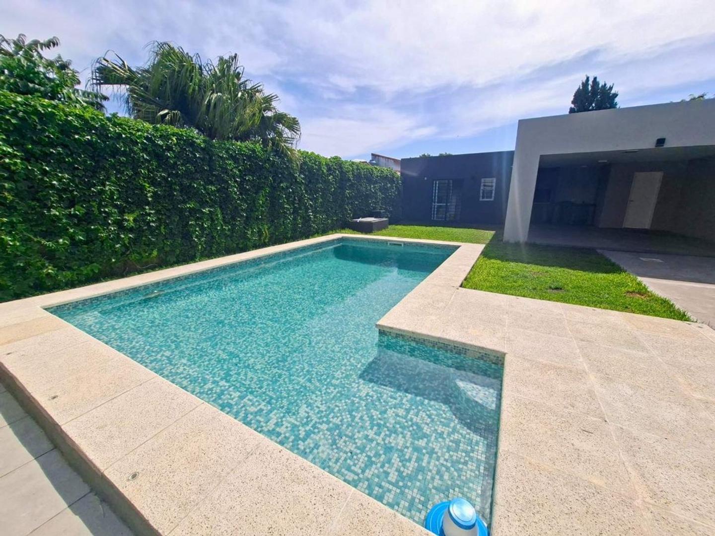 VENTA CASA 4 AMB CON PATIO Y PILETA, DON BOSCO