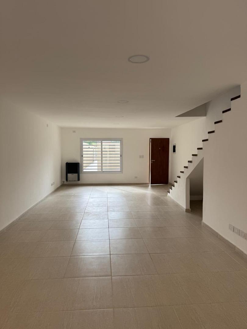 Casa en Alquiler con 1 cochera
