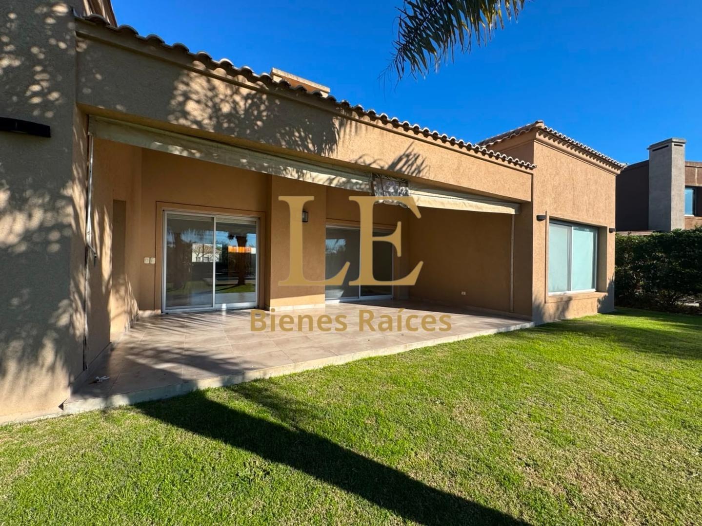 Casa en Alquiler con 6 cocheras