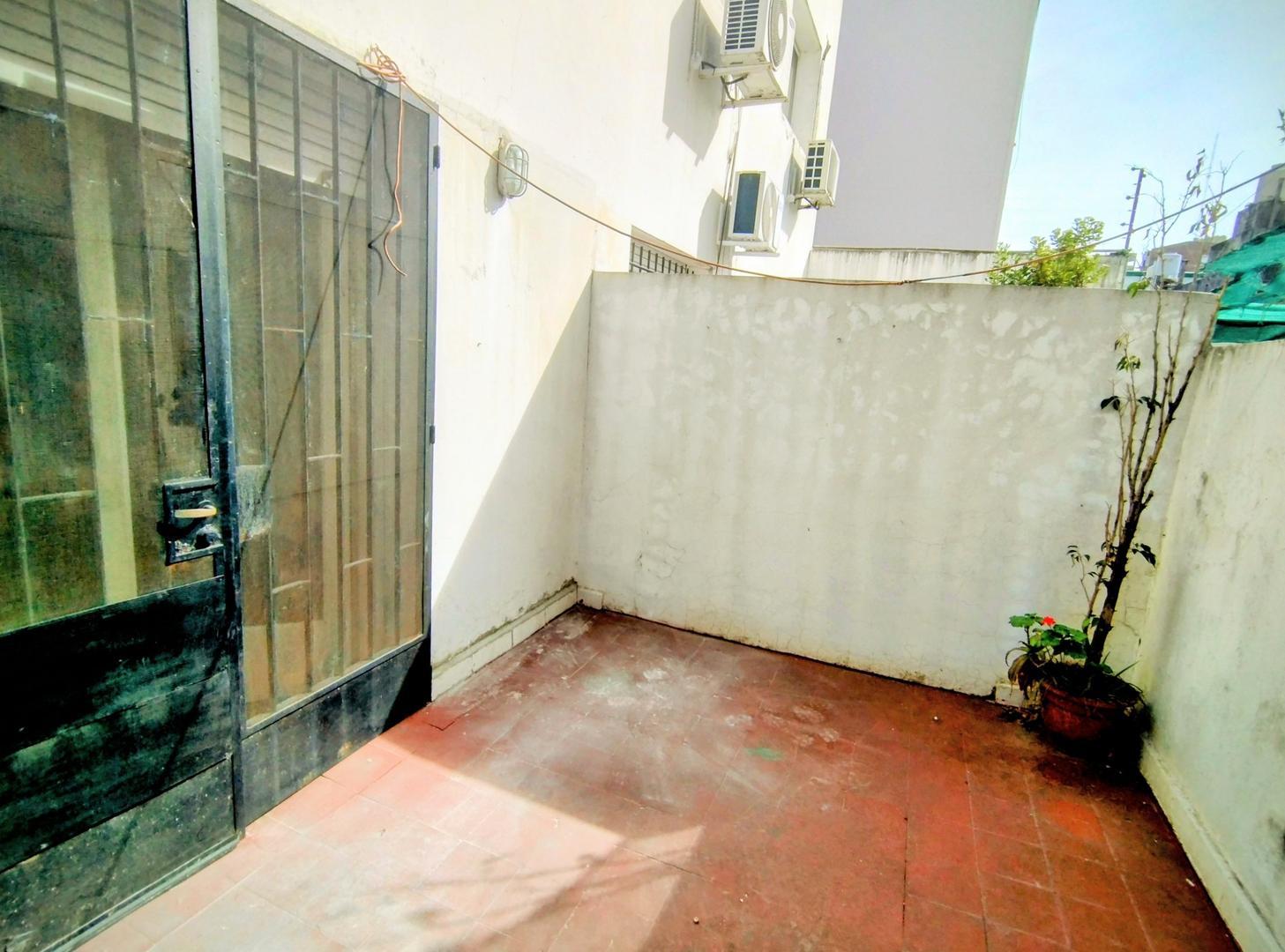 DEPARTAMENTO EN PLANTA BAJA CON PATIO PROPIO