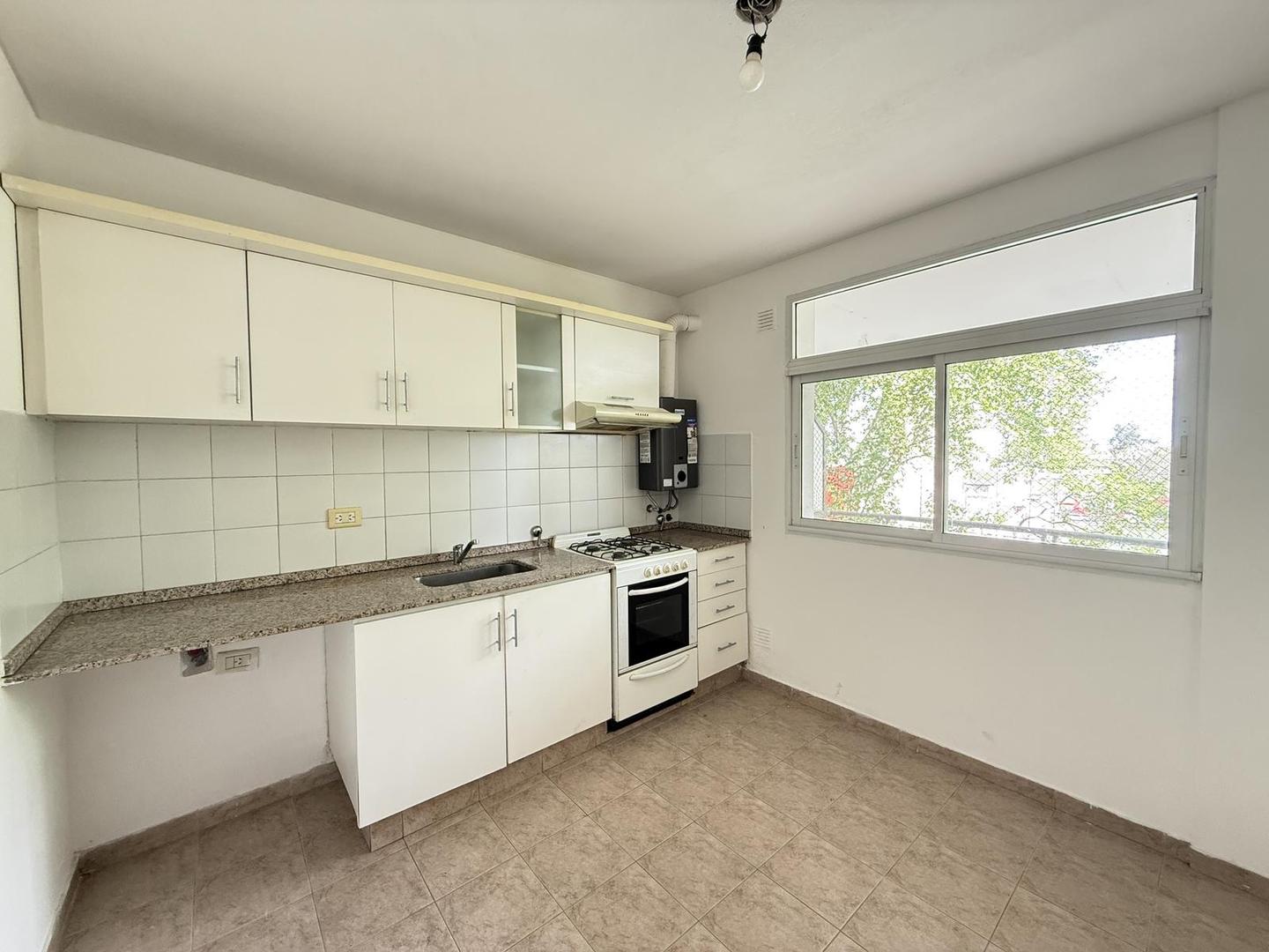 ALQUILER – Departamento 2 dormitorios– Rosario. Cuenta con balcón y cochera.